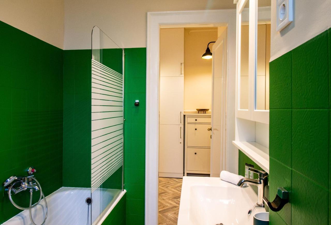 Small Paris Budapest Eksteriør billede