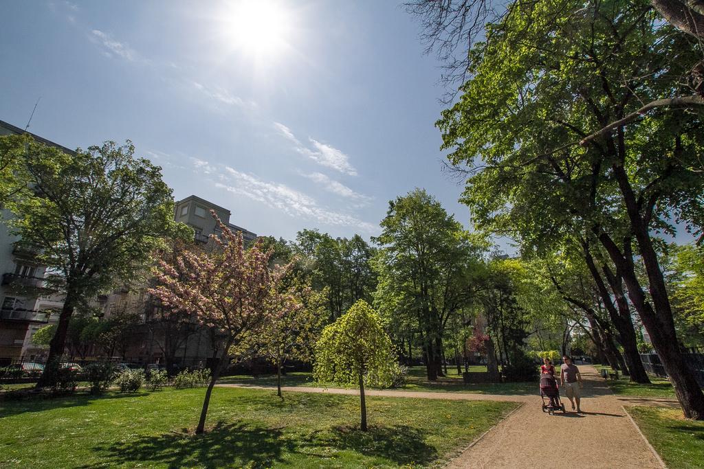Small Paris Budapest Eksteriør billede