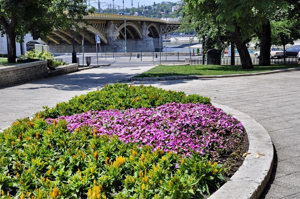 Small Paris Budapest Eksteriør billede