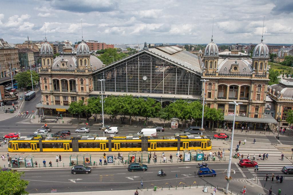 Small Paris Budapest Eksteriør billede